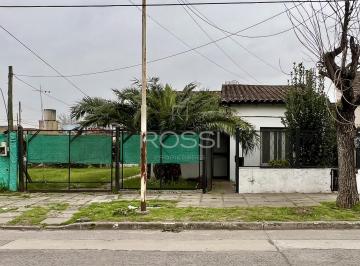 Casa · 120m² · 4 Ambientes · 6 Cocheras · Casa 4 Ambientes en Merlo, Parque y Garage - 120 m² - Oportunidad