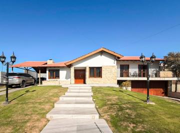 Casa · 206m² · 6 Ambientes · 4 Cocheras · Amplia Casa con Pileta y Quincho Colonia Segovia