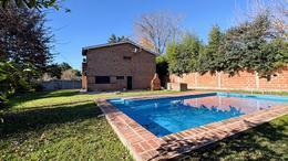 Casa · 180m² · 4 Ambientes · 3 Cocheras · Casa Quinta, Muy Buen Estado, Apta Credito. en Dos Plantas, 4 Ambientes, Quincho, Cocheras Cubier