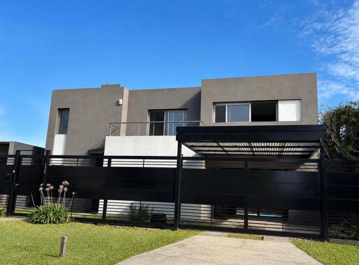 Casa · 200m² · 8 Ambientes · 2 Cocheras