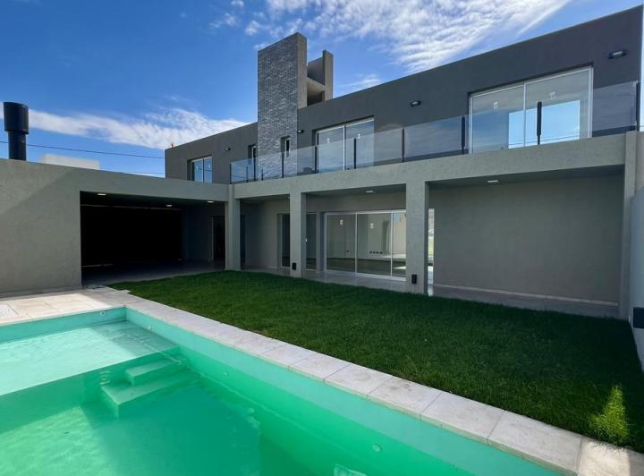 Casa · 270m² · 6 Ambientes · 3 Cocheras