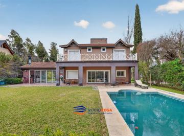 Casa · 251m² · 5 Ambientes · 2 Cocheras · Casa a La Venta en Campos de Alvarez, Francisco Alvarez, Moreno