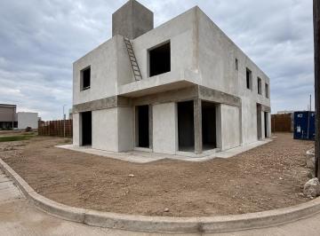 Casa · 143m² · 6 Ambientes · 1 Cochera · Duplex de 3 Dorm. con Caldera - Quebradas de Manantiales