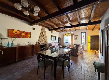Casa · 219m² · 3 Dormitorios · 2 Cocheras · Venta de Casa en Guaymallen