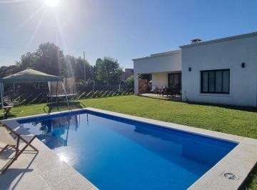 Casa · 130m² · 5 Ambientes · 3 Cocheras · Se Vende Hermosa Casa de 5 Ambientes en Santa Elisa