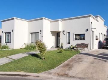 Casa · 130m² · 5 Ambientes · 3 Cocheras · Hermosa Casa de 5 Ambientes en Santa Elisa