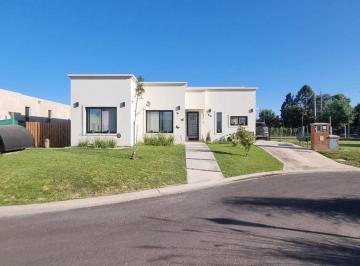 Casa · 130m² · 5 Ambientes · 3 Cocheras · Se Vende Hermosa Casa de 5 Ambientes en Santa Elisa
