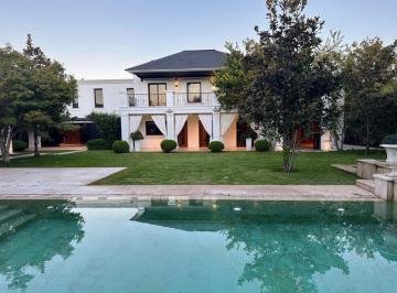 Casa · 890m² · 6 Dormitorios · 3 Cocheras · Venta Casa 6 Dorm. en Lujan de Cuyo con Amenities