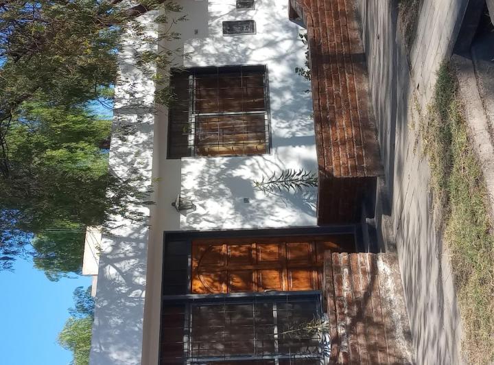 Casa · 250m² · 3 Dormitorios · 6 Cocheras
