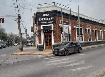 Local comercial · 357m² · 1 Ambiente · Excelente Local Sobre Av Rivadavia 17300 Haedo.