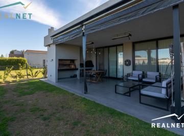 Casa · 124m² · 4 Ambientes · 4 Cocheras · Casa 4 Ambientes en Venta San Eduardo con Pileta.