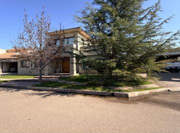Casa · 630m² · 4 Dormitorios · 3 Cocheras · Venta de Casa Guaymallen