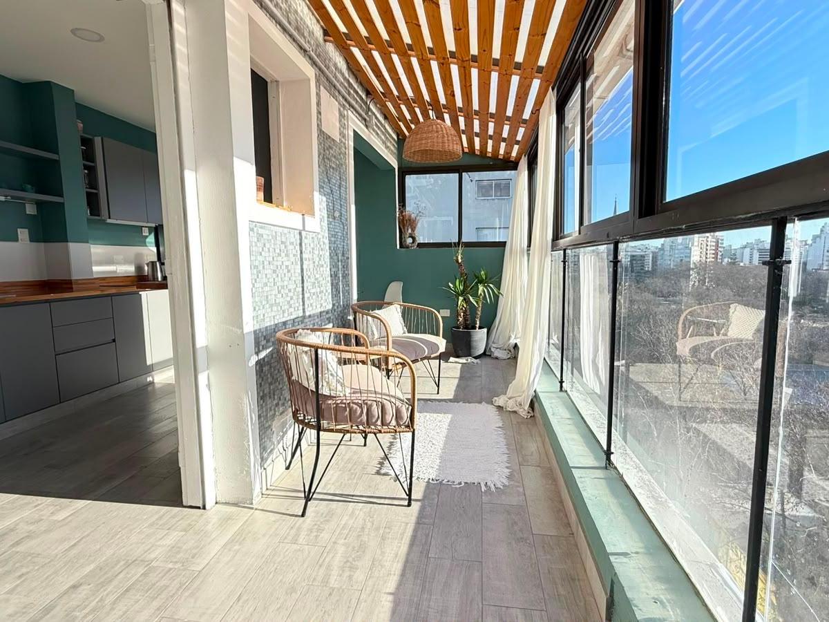 Dueño vende (no inmobiliarias) 2 ambientes al frente. balcón. balcón cubierto. baño en suite.