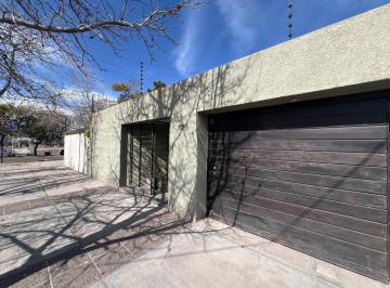 Casa · 227m² · 4 Dormitorios · 2 Cocheras · Venta de Casa en Dorrego