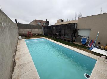 Casa · 15m² · 5 Ambientes · 1 Cochera · Casa en Barrio Tierra Mansa