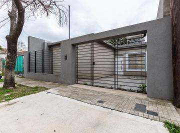 Casa · 79m² · 3 Ambientes · 1 Cochera · En Venta Casa a Estrenar de 2 Dorm. con Cochera Descubierta y Patio Verde. Fisherton