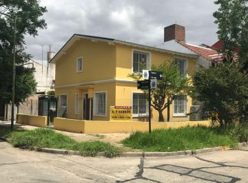 Casa de 4 ambientes, San Isidro · Martínez: Chalet en Excelente Estado. 3 Dorm.. Jardín Lateral. Muy Luminoso, Orientado Al Este
