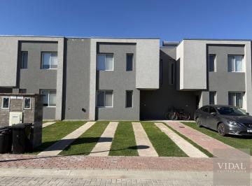 Casa · 104m² · 4 Ambientes · 2 Cocheras · Casa Tipo Duplex con Jardín en Decs Tortugas Luminoso en Cuotas
