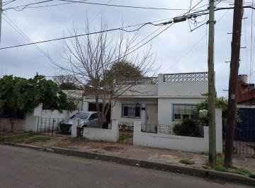 Casa · 64m² · 3 Ambientes · 1 Cochera · Casa 3 Ambientes Venta con Jardin Banfield