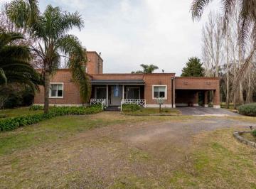 Casa · 205m² · 7 Ambientes · 2 Cocheras · Casa a La Venta en Campos de Roca