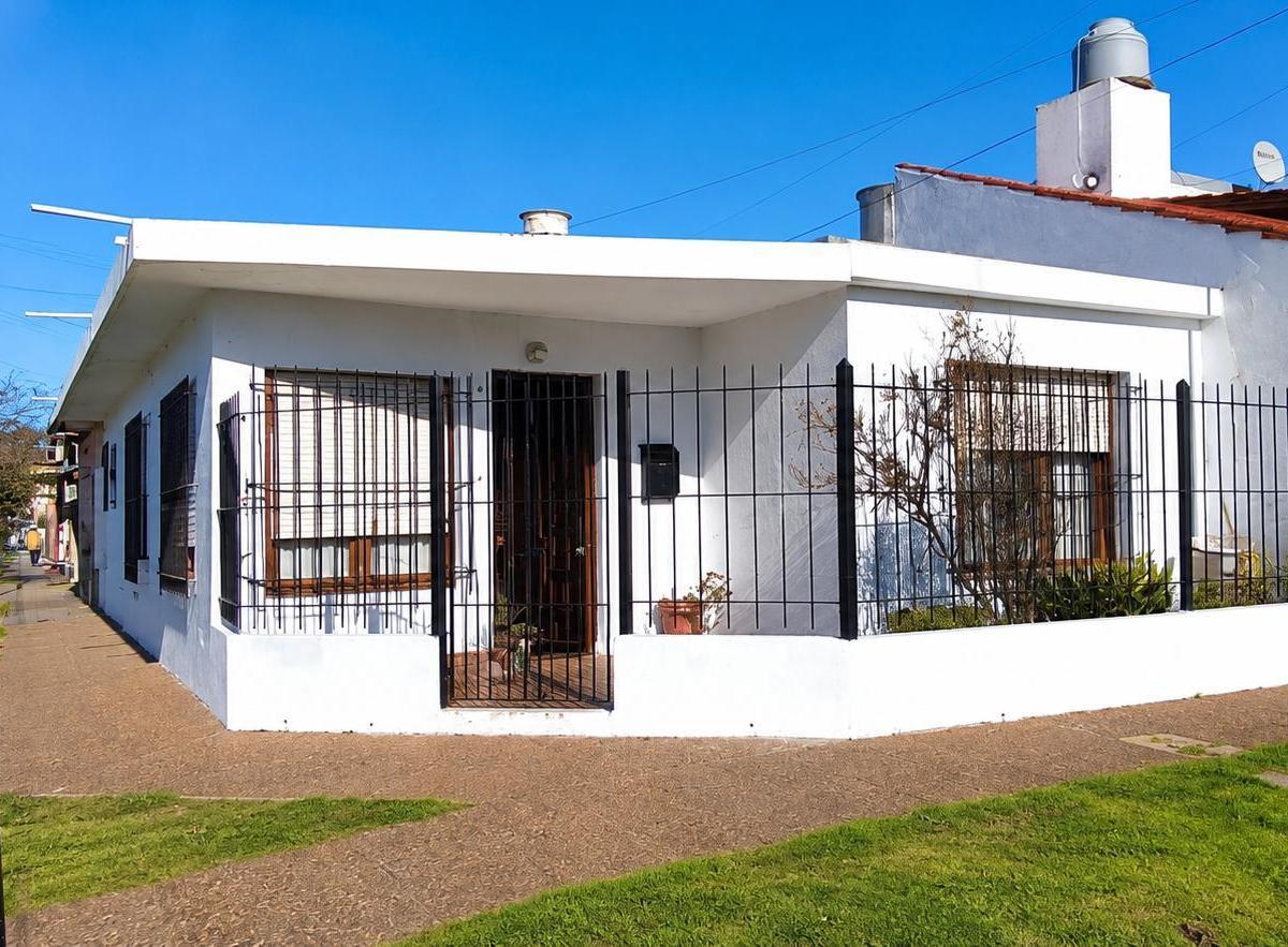 Venta casa 3 ambientes en esquina - villa primera