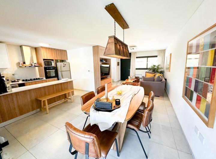 Casa · 180m² · 4 Ambientes · 2 Cocheras