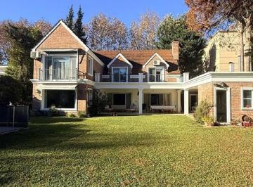 Casa · 420m² · 5 Ambientes · 1 Cochera · Casa Chalet en Venta en Lomas de San Isidro, San Isidro, G. B. a. Zona Norte