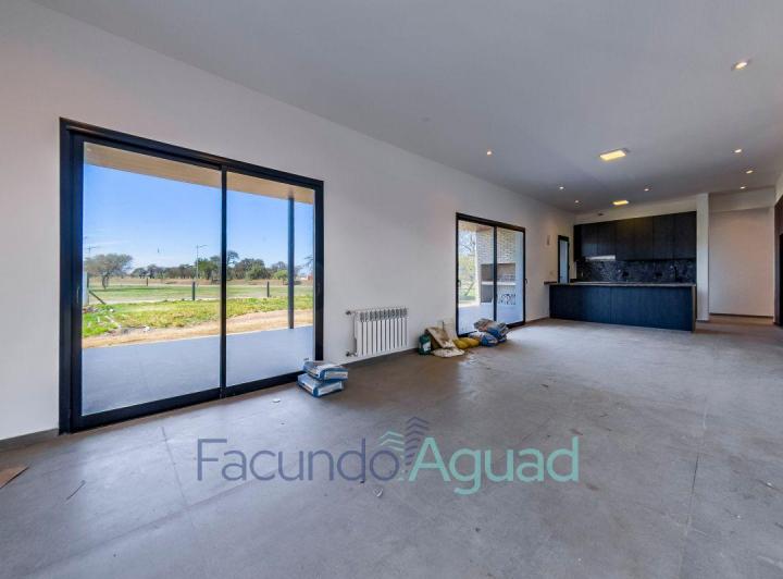 Casa · 130m² · 8 Ambientes · 2 Cocheras