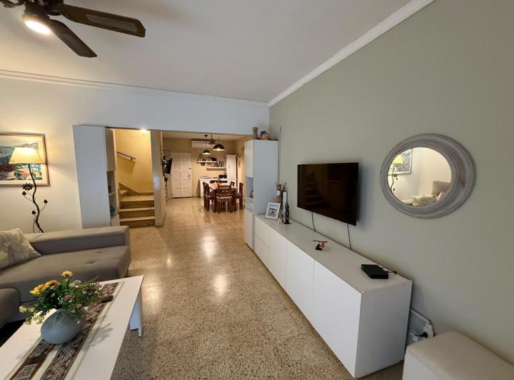 Casa · 221m² · 4 Dormitorios · 2 Cocheras