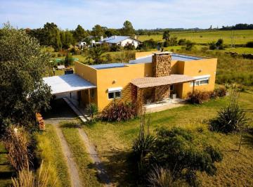 Casa · 87ha · 3 Ambientes · 2 Cocheras · Colonia - Venta Casa de 2 Dorm. y Parque en Excelente Zona