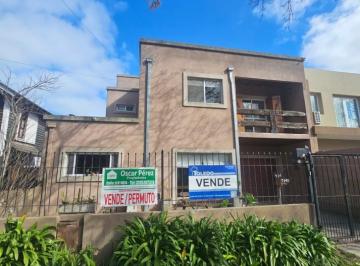 Casa · 250m² · 5 Ambientes · 2 Cocheras · Casa de 3 Dorm. con Amplio Quincho en Zona Parque (Vende/permuta)