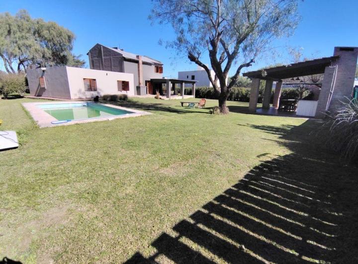 Casa · 300m² · 8 Ambientes · 3 Cocheras