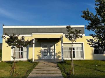Casa · 156m² · 4 Ambientes · 2 Cocheras · Casa - Medal Country Club