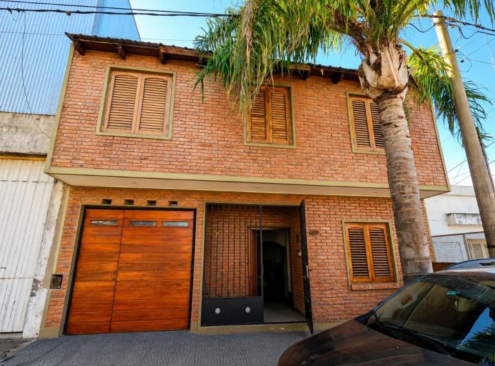 Casa · 219m² · 8 Ambientes · 3 Cocheras