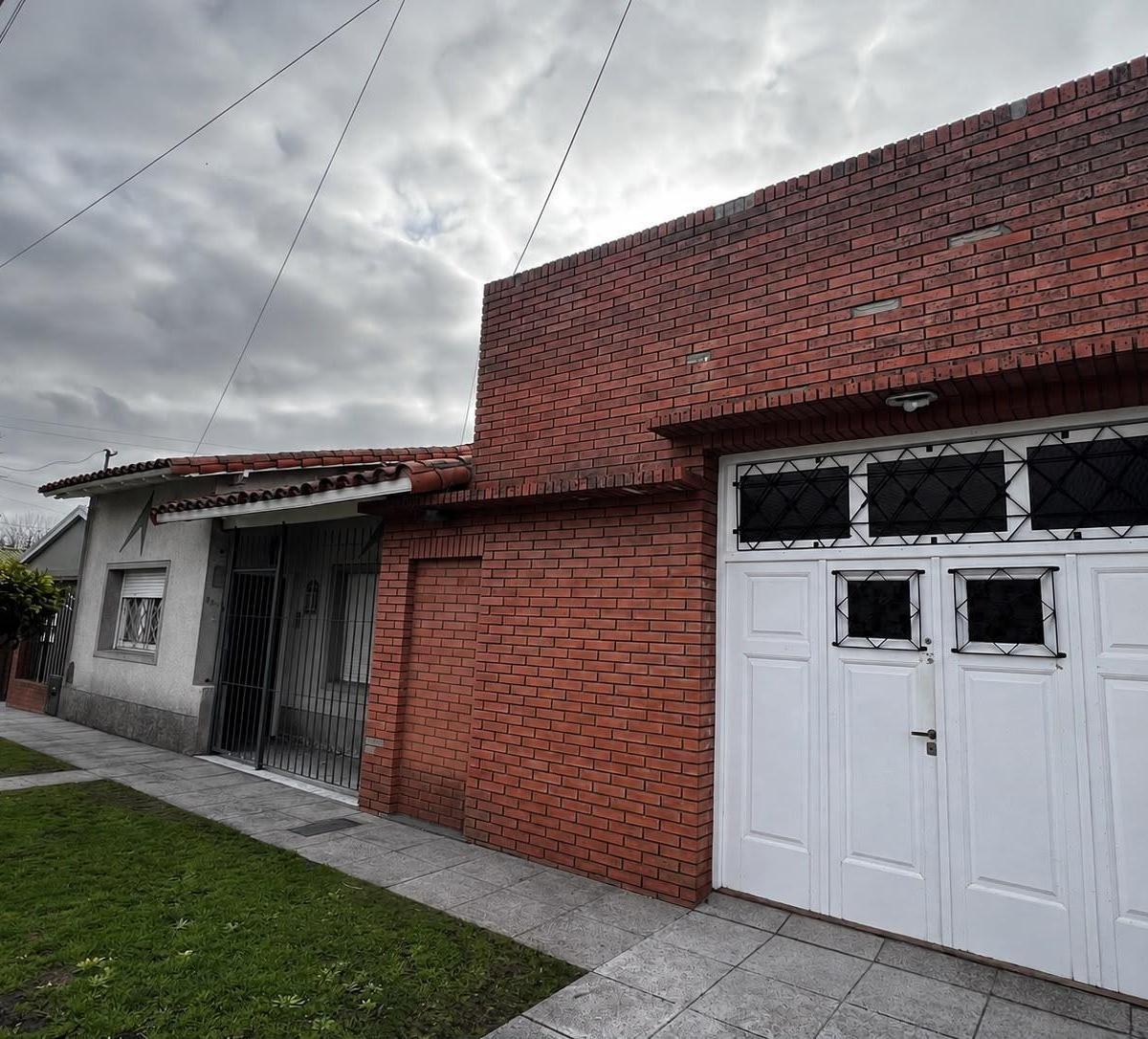 Se vende casa de tres ambientes con pequeño patio
