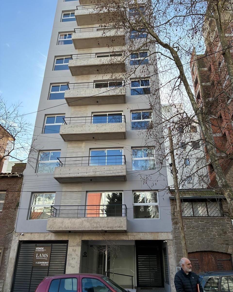 Departamento en Venta. Semipiso. La Perla. Living comedor con cocina Integradacon barra desayunadora. 1 Dormitorio con amplio Placard. 1 Baño con ducha. Balcon al Frente.