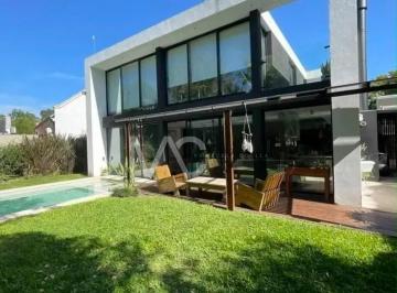 Casa · 170m² · 4 Ambientes · 2 Cocheras · Casa Chalet en Venta en Villa Gobernador Udaondo, Ituzaingó, G. B. a. Zona Oeste