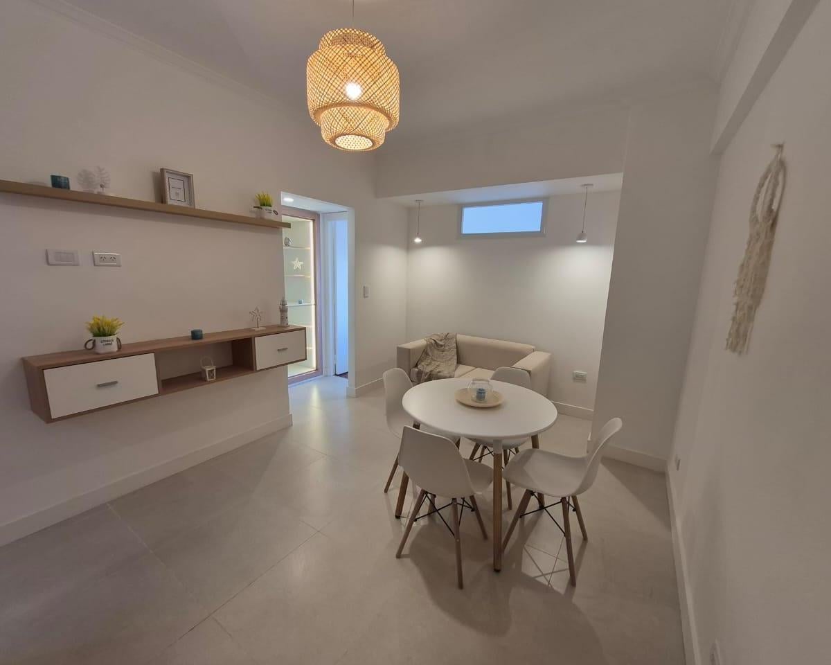 Venta departamento dos ambientes invertido con dependencia de servicio, zona centro