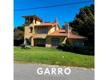 Casa · 230m² · 6 Ambientes · 4 Cocheras · Casa con Pileta en Alquiler Temporario 2027