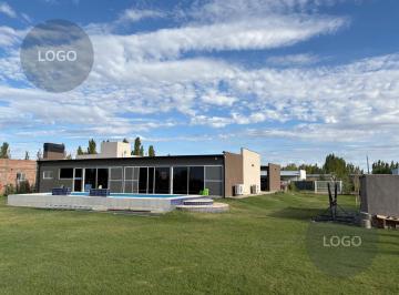 Casa · 240m² · 8 Ambientes · 6 Cocheras · Casa en Estilo Chacra Apta Credito