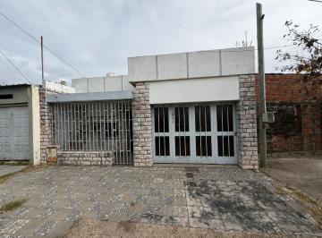 Casa · 133m² · 6 Ambientes · 1 Cochera · Casa a Refaccionar - 2 Dorm. con Cochera - Zona Club Don Bosco