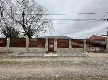 Casa · 83m² · 4 Ambientes · 1 Cochera · Casa en Venta de 2 Dorm.. Terreno de 600 m². Quincho y Parrilla. Barrio Parque, Zárate.