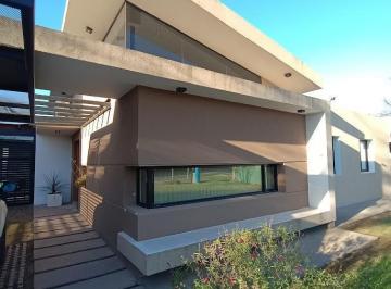 Casa · 130m² · 2 Dormitorios · 2 Cocheras · Casa en Venta 2 Dorm Villa Catalina
