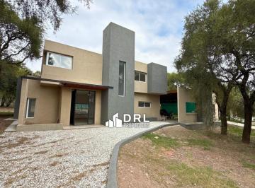 Casa · 323m² · 4 Dormitorios · 2 Cocheras · Casa a Estrenar en El Bosque