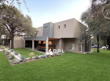 Casa · 323m² · 4 Dormitorios · 2 Cocheras · Casa a Estrenar en El Bosque
