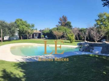 Casa · 200m² · 4 Ambientes · 4 Cocheras · Venta de Casa en Santa Teresa, Villanueva. Tigre