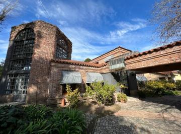 Casa · 300m² · 5 Dormitorios · 2 Cocheras · Casa Gonnet 4 Dorm Quincho Pileta Aire Central