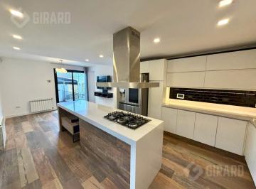 Casa · 200m² · 4 Ambientes · Casa en Venta de 4 Ambientes con Pileta, en Impecable Estado, Zona San Carlos