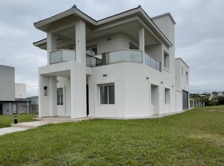 Casa · 340m² · 6 Ambientes · 2 Cocheras