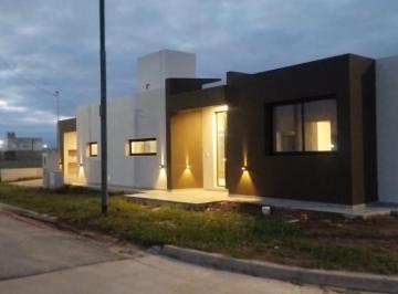 Casa · 130m² · 2 Dormitorios · 2 Cocheras · Casa en Cuestas de Manantiales - 2 Dorm.